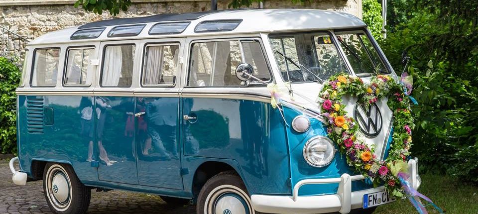 Blumenherz an VW-Bus als Hochzeitsauto