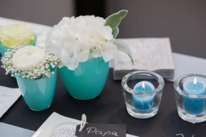 Tischdekoration in blau-grün mit Blüten, Läufer und Kerzen