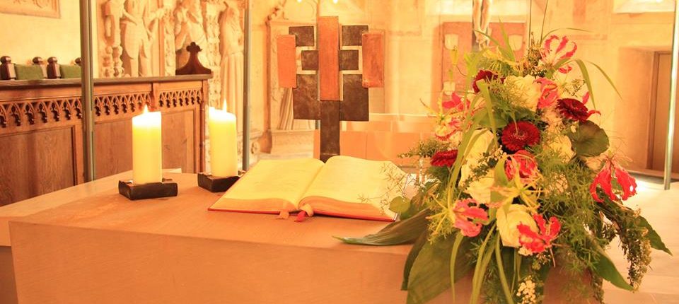 Blumenbukett in der Kirche zur Trauung